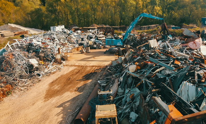 Vue de haut de GDN recycling, d'une grue qui range le métal